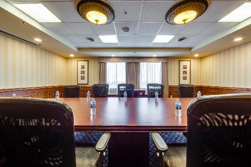 Monte Carlo Inns Airport Suites image 1