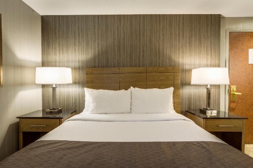 Monte Carlo Inns Airport Suites image 18