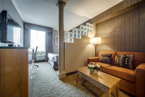 Monte Carlo Inns Airport Suites image 25