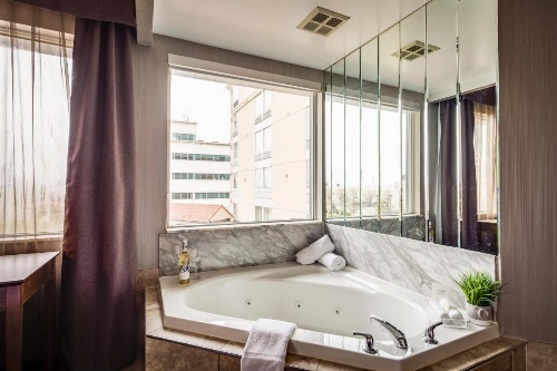 Monte Carlo Inns Airport Suites image 37