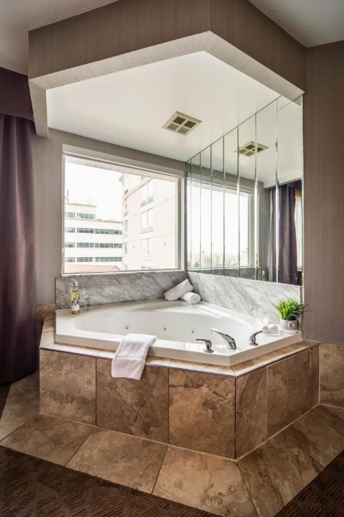 Monte Carlo Inns Airport Suites image 38