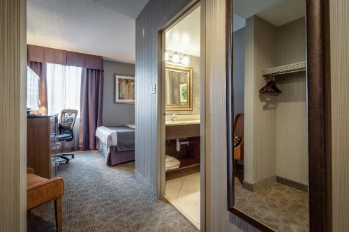 Monte Carlo Inns Airport Suites image 8